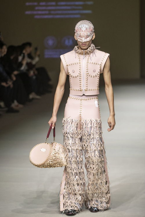 東華大學10名新銳設計師攜60套原創(chuàng)概念服裝打眼時裝周舞臺