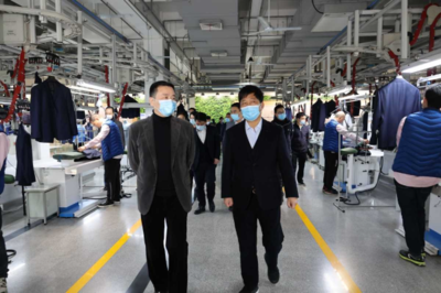 勇于變革創(chuàng)一流，擔(dān)當(dāng)奮進(jìn)攀高峰——湯飛帆調(diào)研創(chuàng)新載體服裝設(shè)計(jì)